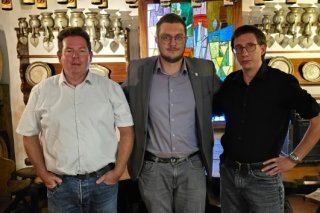 Les candidats au Conseil Communal de l’UDC Conthey, de gauche à droite : Raphaël Chambovey, Damien Fumeaux, Kévin Pellouchoud.